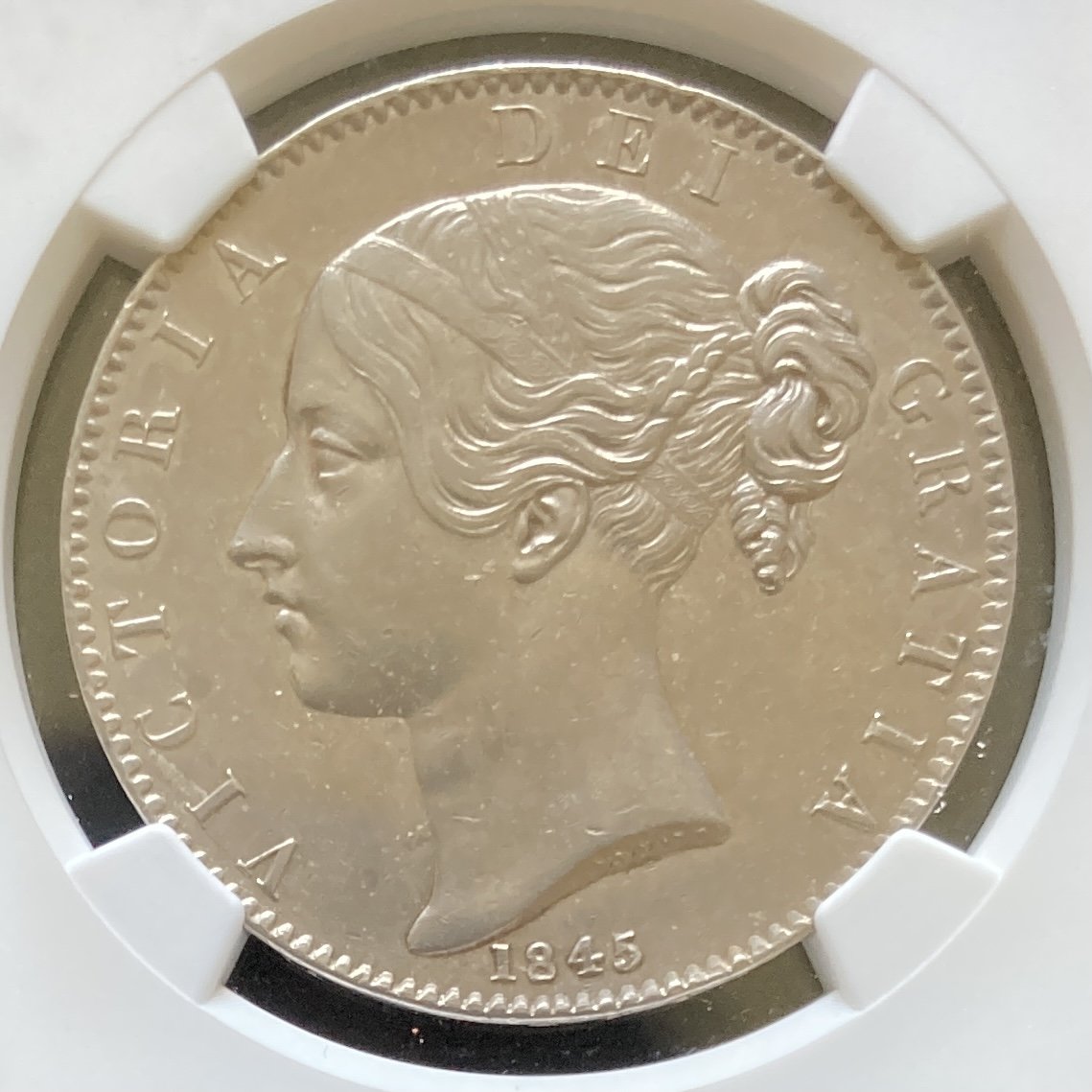 SOLD】1845年 英国 クラウン銀貨 ヴィクトリア ヤングヘッド AU55 NGC – FIRST SOVEREIGN